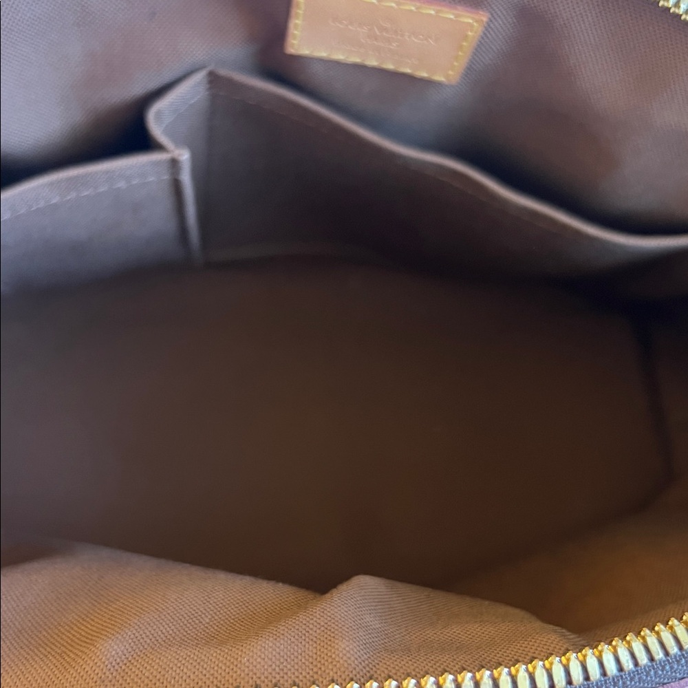 Louis Vuitton - Picture 9 of 11